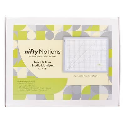 Nifty Notions La boîte lumineuse Nifty Notions 17 X 13 poucesTrace & Trim Studio est une boîte à lumière LED ultra-mince combinée à un tapis de coupe