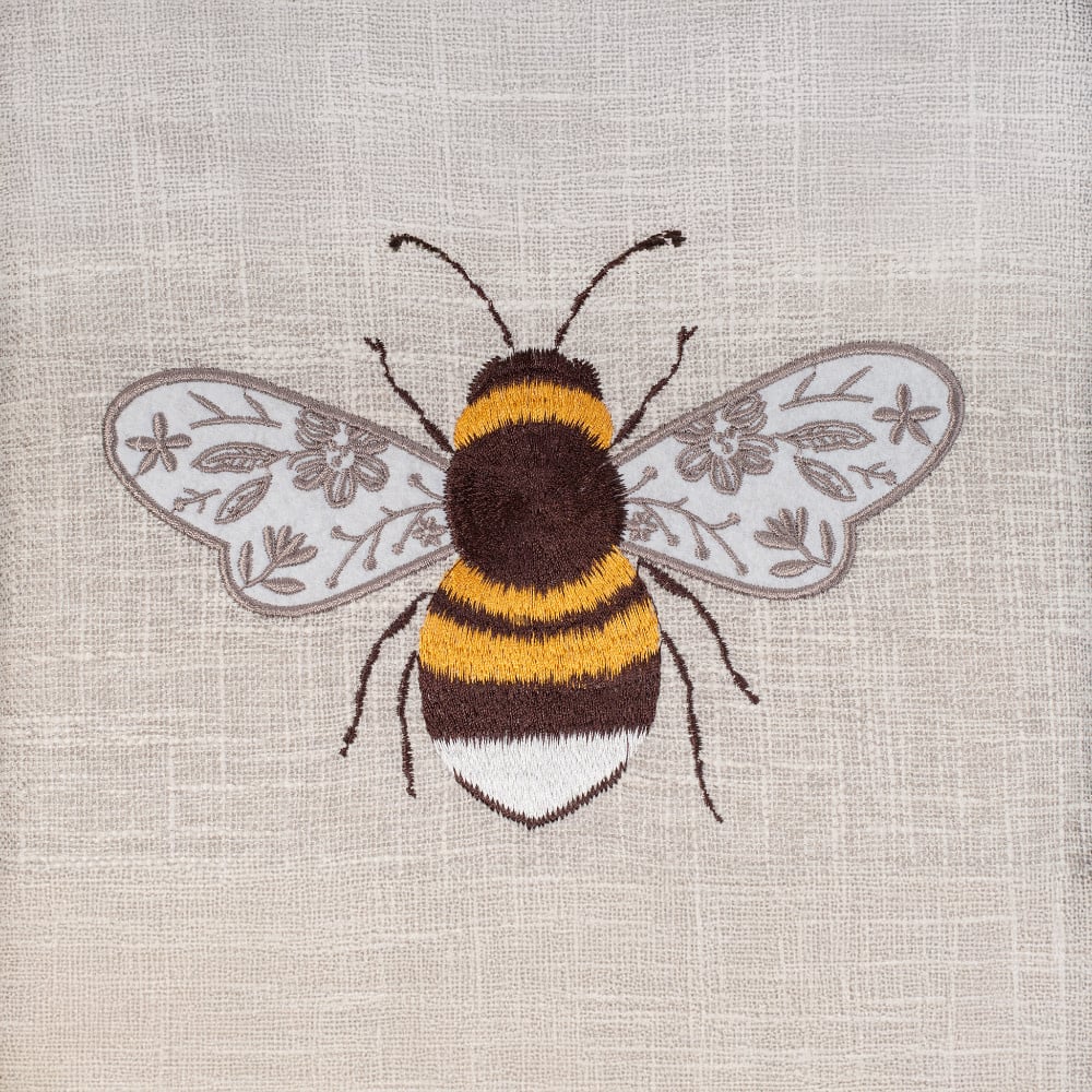 HOBBY GIFT HOBBY GIFT Panier couture moyen - 25 cm x 19 cm x 15 cm (10In. x 7 1/2In. x 5 3/4In.) - Abeille brodé sur le couvercle