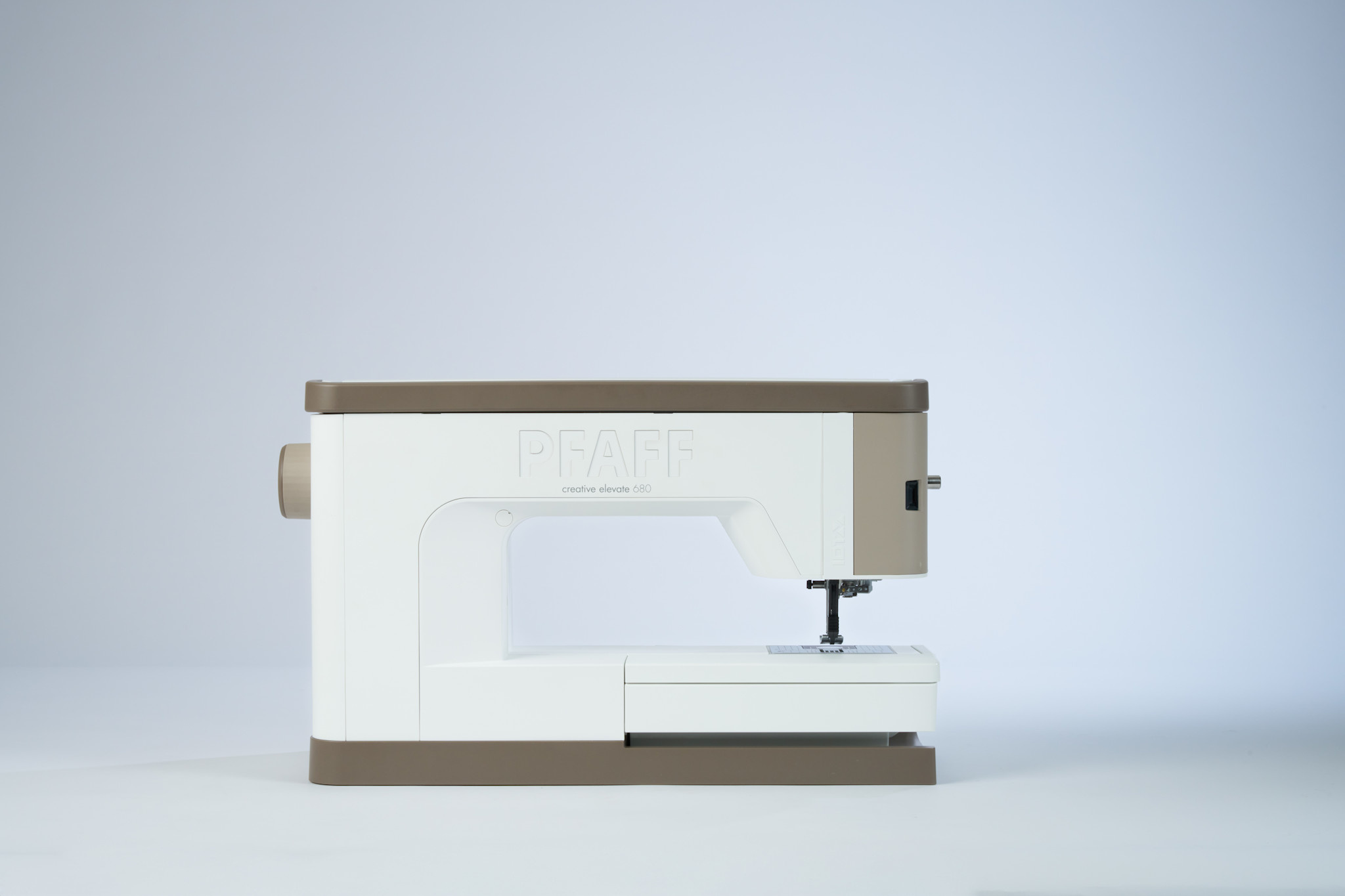 Pfaff Pfaff couture et broderie Créative Elevate 680