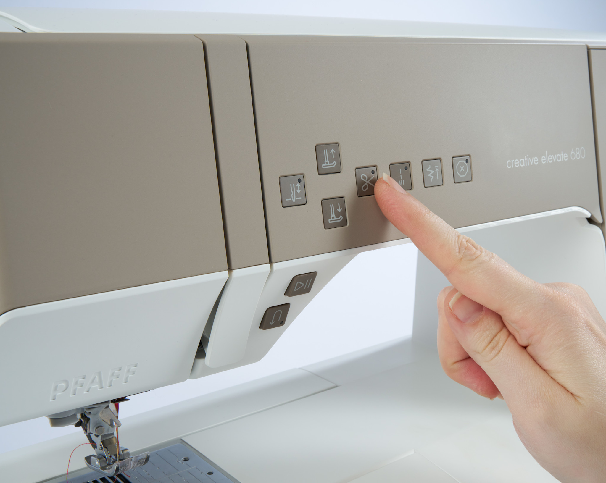 Pfaff Pfaff couture et broderie Créative Elevate 680