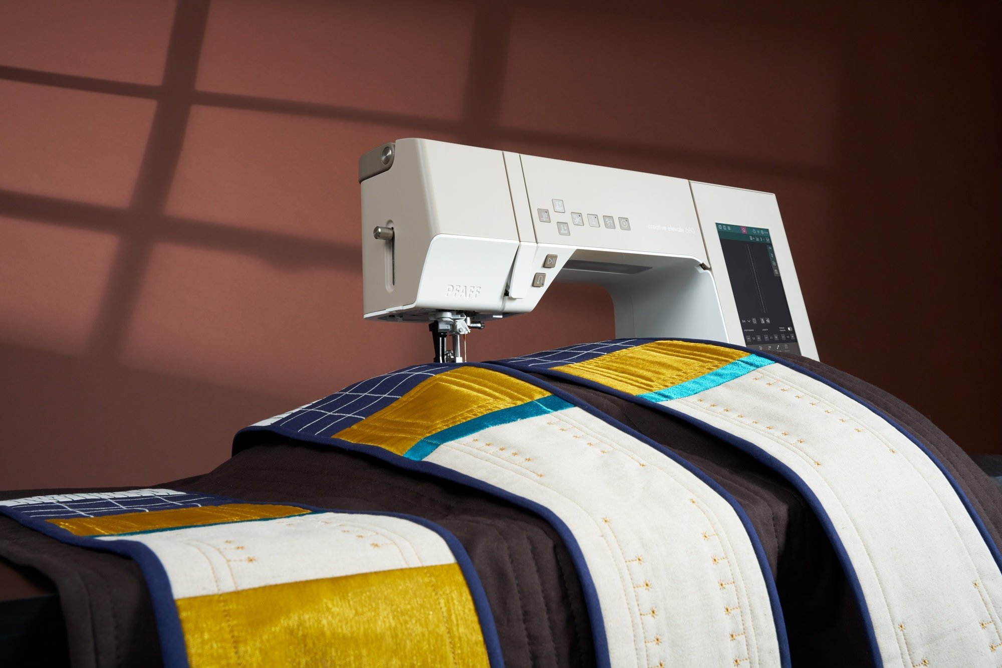 Pfaff Pfaff couture Créative Elevate 680