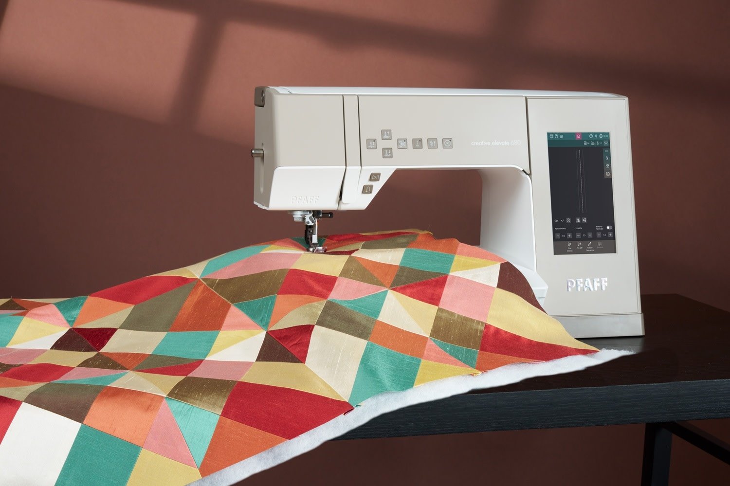 Pfaff Pfaff couture Créative Elevate 680