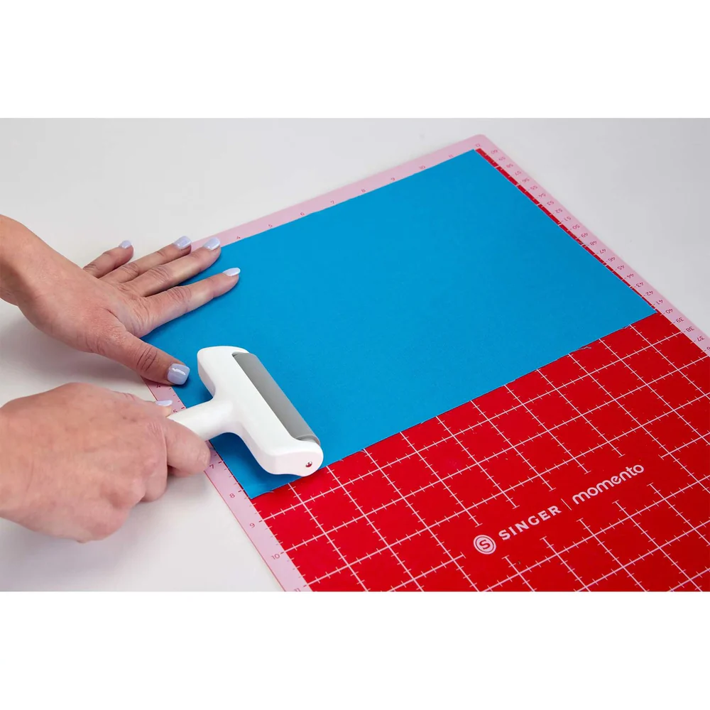 Singer Singer Momento rouleau pour appliquer le tissus sur tapis de coupe