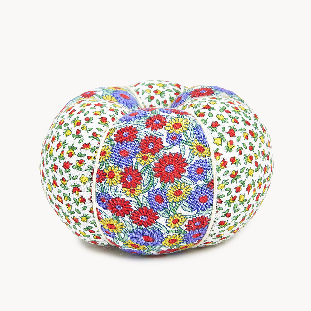 Liberty LIBERTY Coussin à épingles rond - Le coussin à épingles prairie de marguerite et petits bourgeons