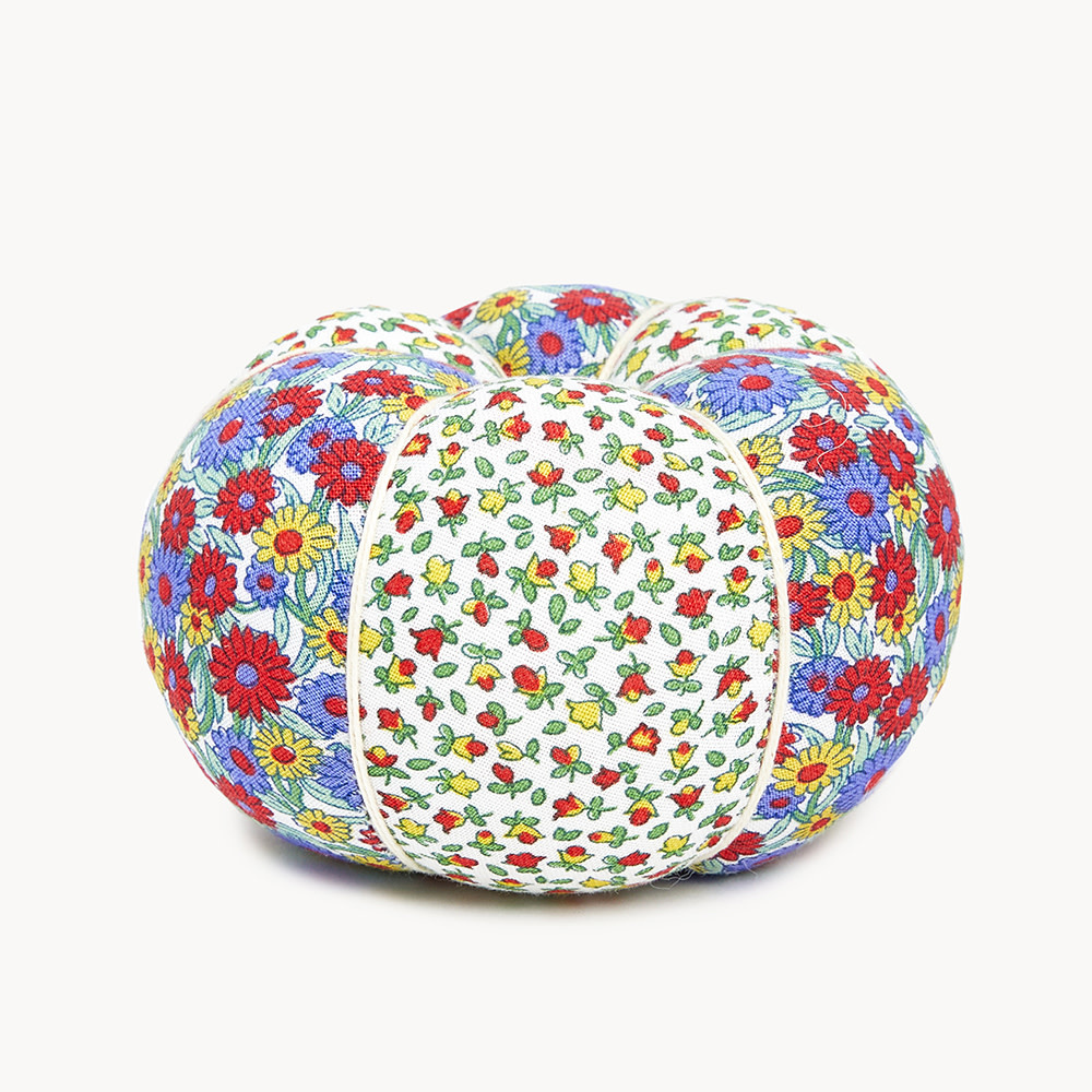 Liberty LIBERTY Coussin à épingles rond - Le coussin à épingles prairie de marguerite et petits bourgeons