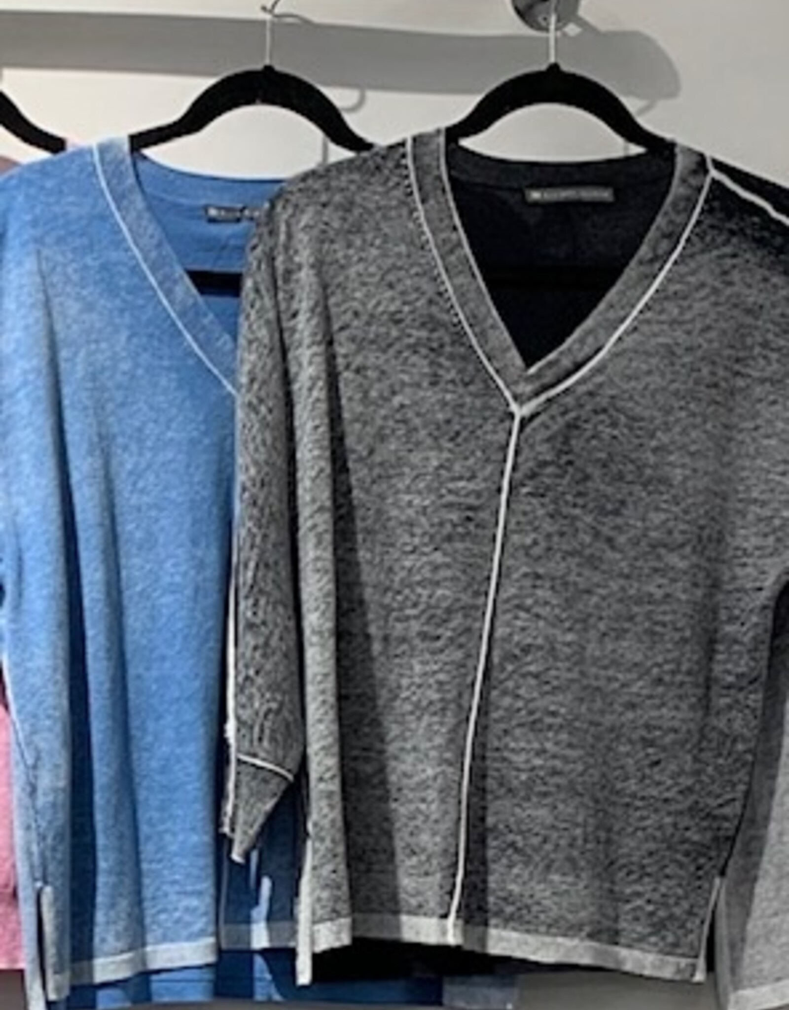 Elliott Lauren 3/4 V Neck Top