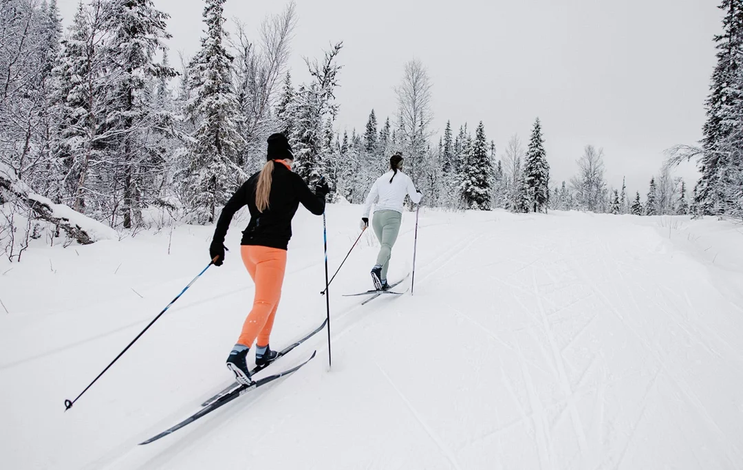 Deux femmes pratiquant le ski de fond pour débutant.