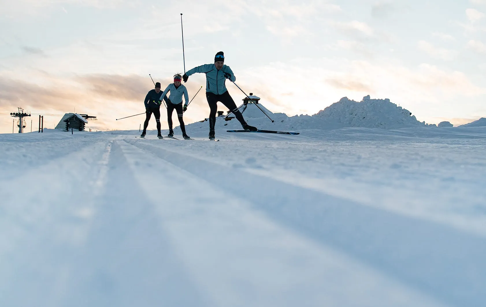 Trois personnes pratiquant le ski de fond patin et skating.