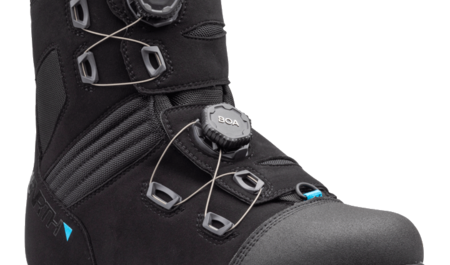 Deux Chaussures De Randonnée Avec Crampons Sur La Glace. Concept  D'accessoires De Sport De Montagne
