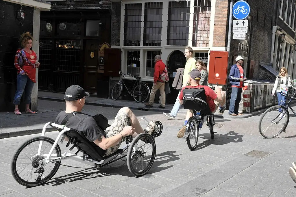 Deux cyclistes de vélo allongé en ville.