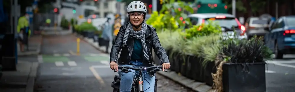 Une cycliste de vélo hybride en ville.