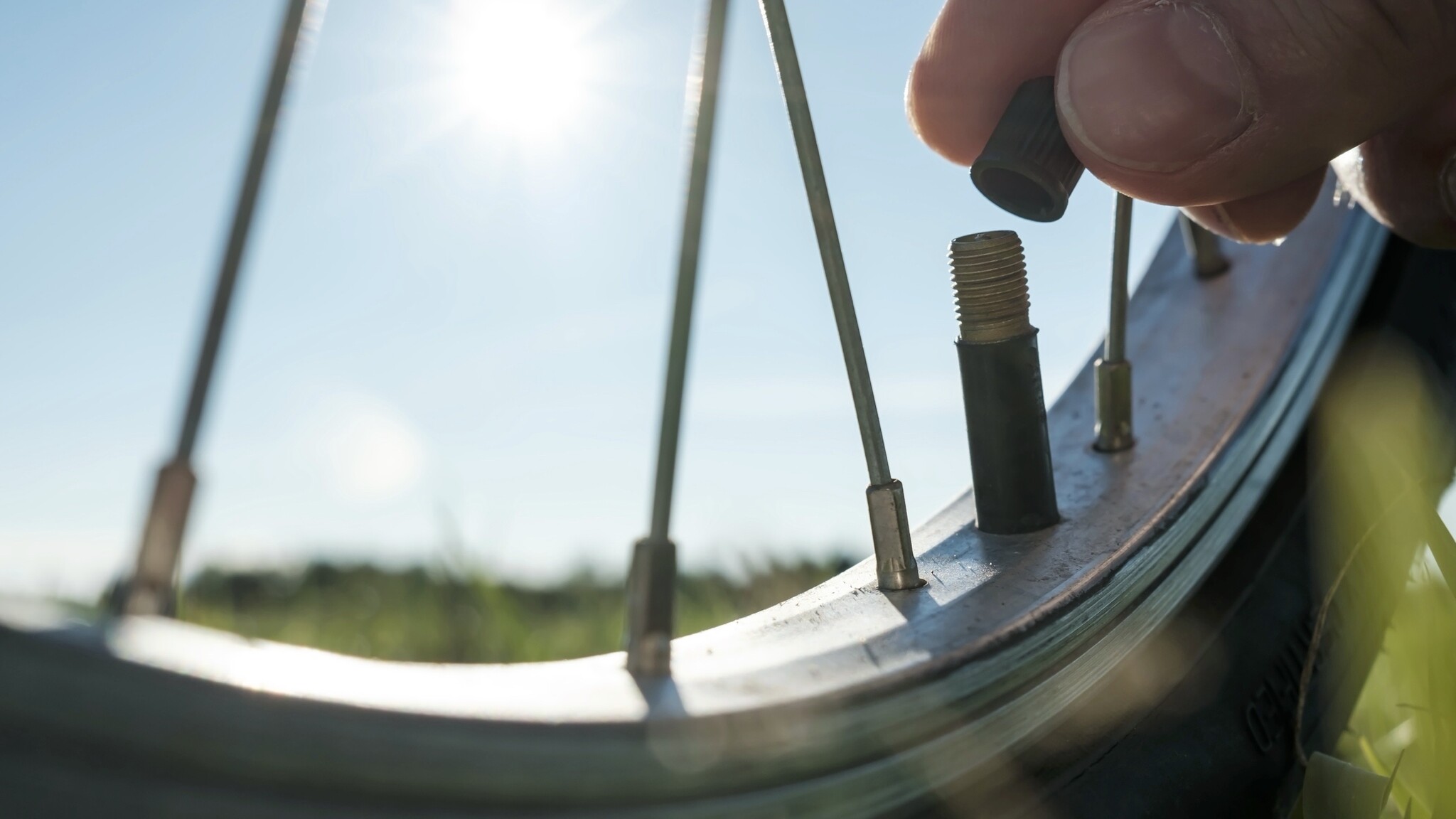 Vue rapprochée sur une valve de vélo.