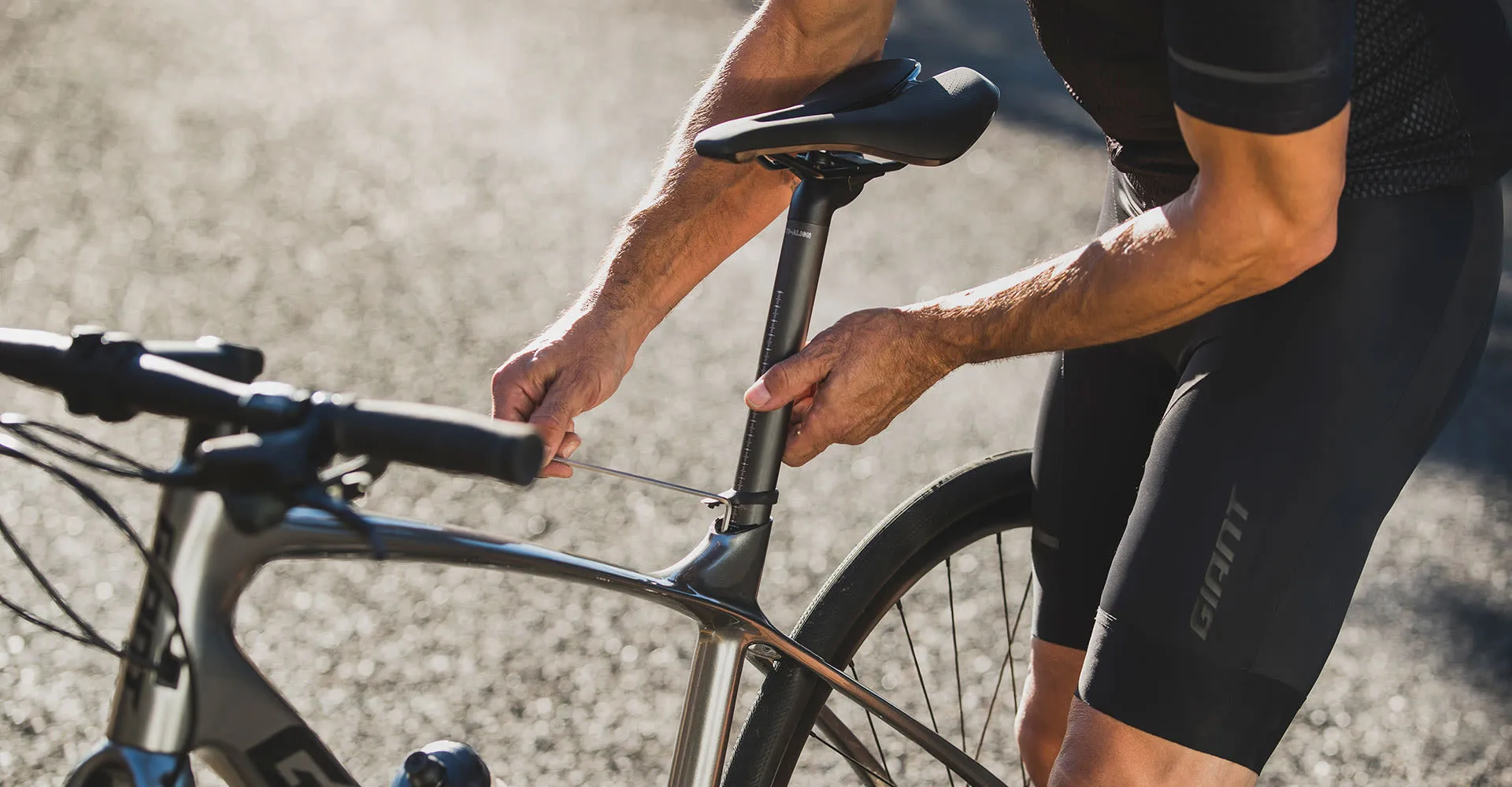 Le réglage de la hauteur de la selle d'un vélo de route.