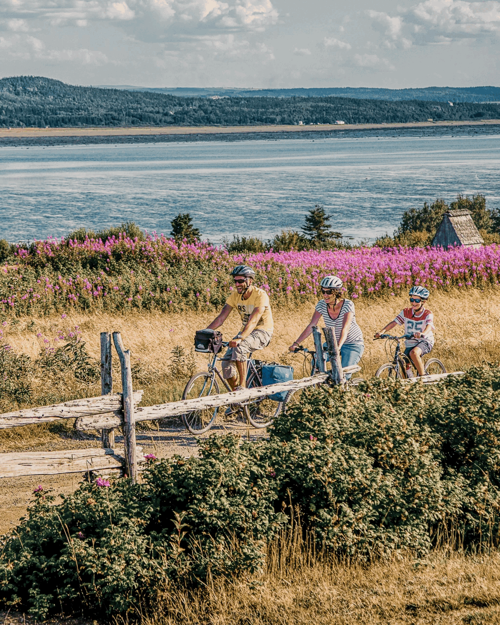 Piste du Petit Témis dans le Bas-Saint-Laurent avec vue panoramique sur le lac Témiscouata près de la Fromagerie Le Détour.