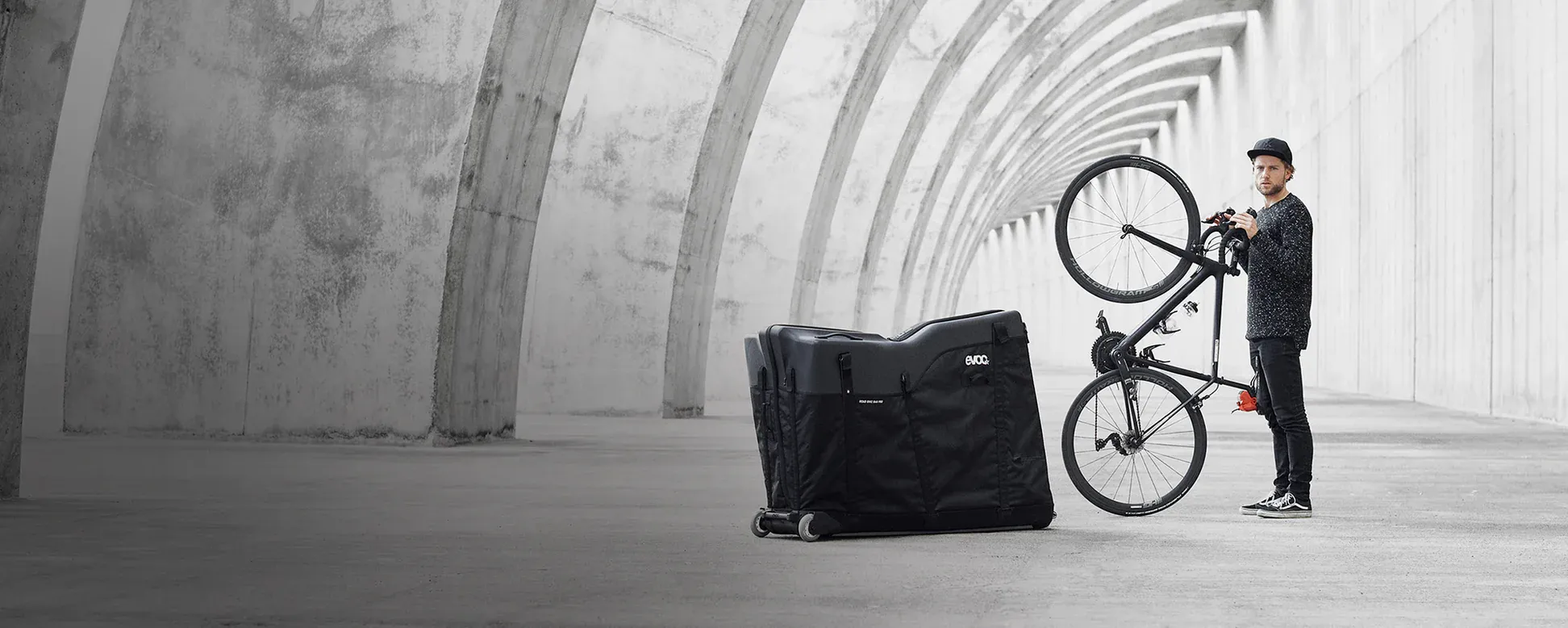 La valise de transport rigide Evoc Pro permet de voyager avec votre vélo de route ou de montagne en toute sécurité, idéale pour le transport en avion ou en bus.