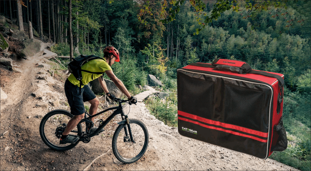 Le sac de transport Cat5Gear avec support intégré facilite le transport de votre équipement de vélo pendant un voyage bikepacking ou une compétition.