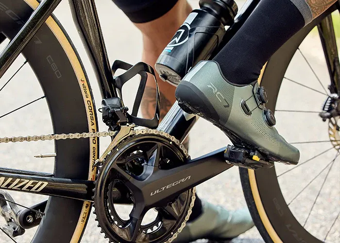 Cycliste chaussé de souliers de vélo de route performants RC9, bien ajustés aux pédales pour un meilleur transfert de puissance.