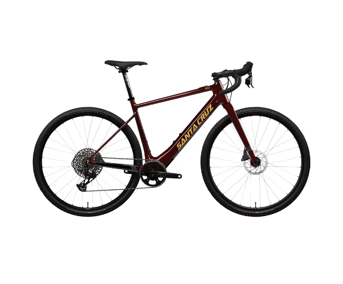Vélo gravel électrique Santa Cruz Skitch rouge foncé avec logo jaune, vu de profil sur fond noir.