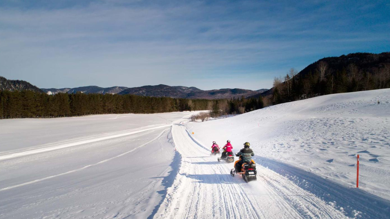 groupe de personne en motoneige