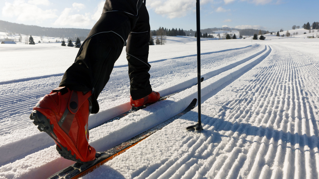 gros plan de skis de fond Fischer