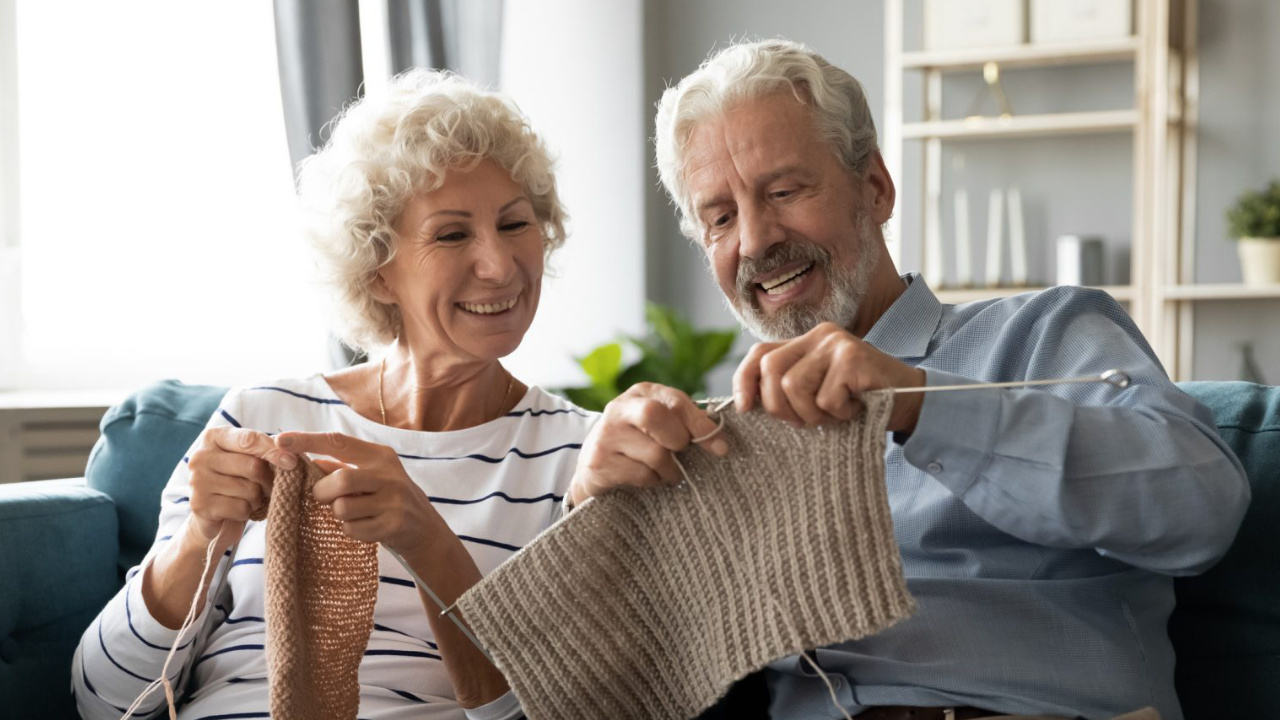 couple agé en train de tricoter