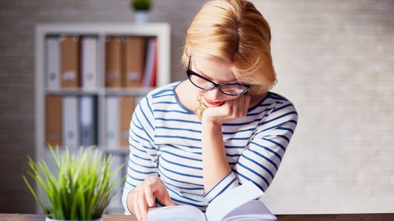 jeune femme en train de lire un roman