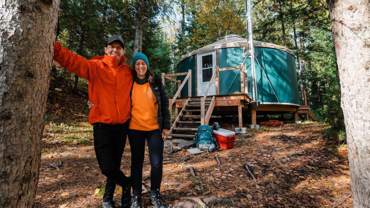 couple qui fait du camping en forêt