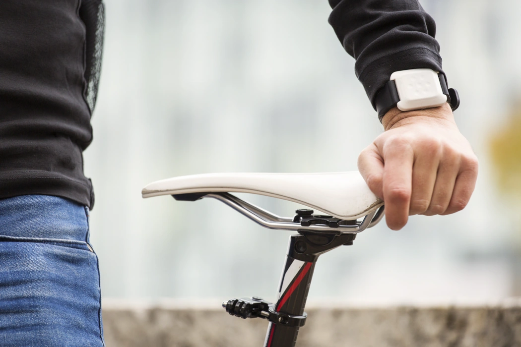 Réglage de la selle d’un vélo de route, illustrant une position mal ajustée qui fatigue plus vite à vélo.
