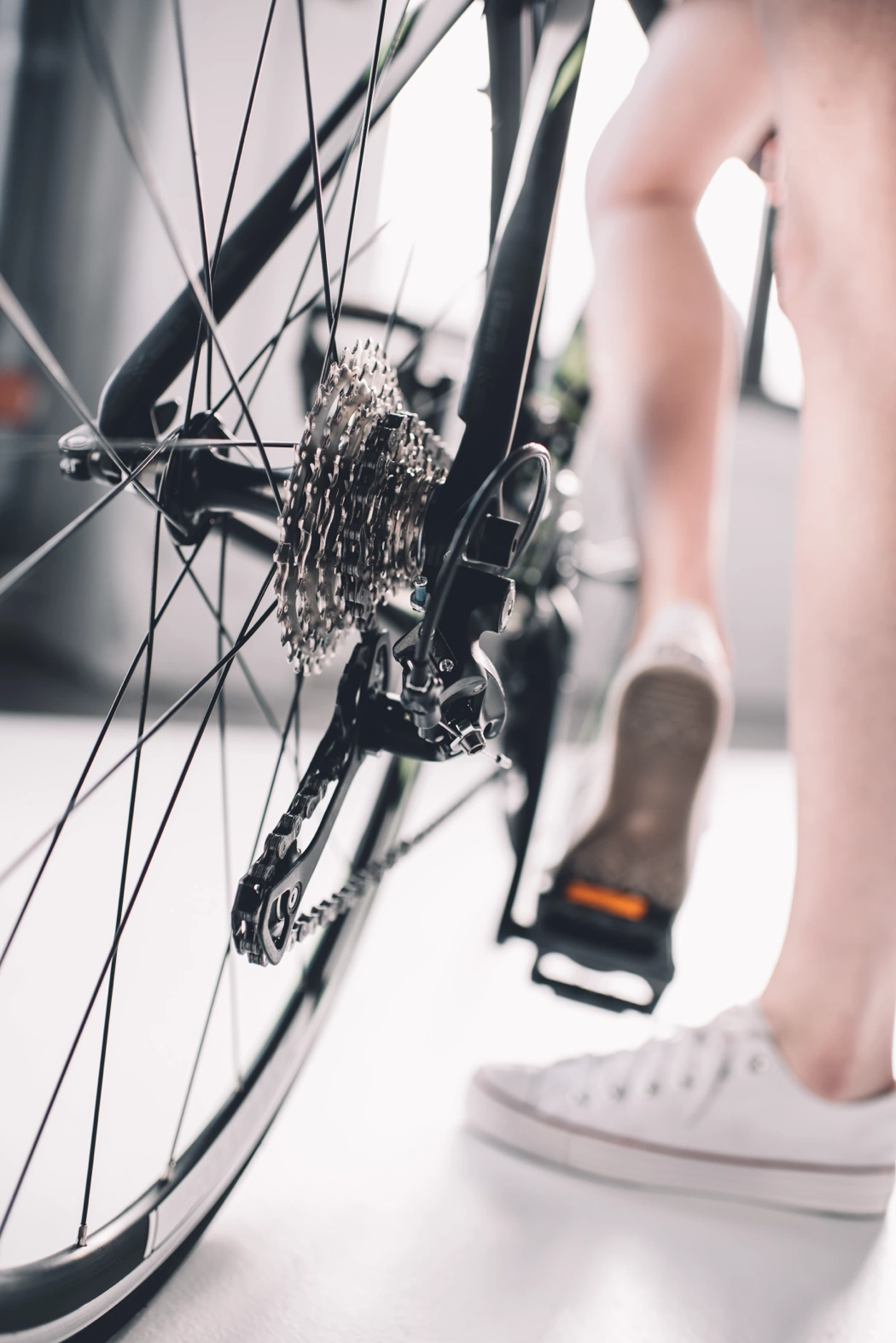 Gros plan sur la cassette et le dérailleur arrière d’un vélo, illustrant le rôle de l’efficacité mécanique du vélo dans la facilité de pédalage.