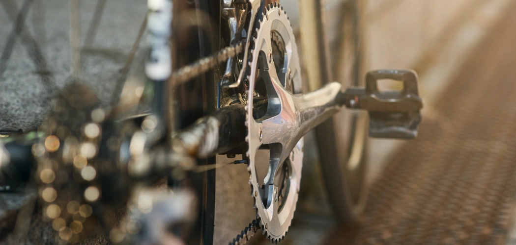 Gros plan sur une transmission de vélo, illustrant une transmission mal entretenue qui rend le pédalage plus difficile.