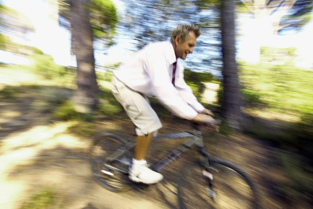 Cycliste en mouvement avec effet de flou, illustrant l’impact de la transmission sur l’efficacité du pédalage.