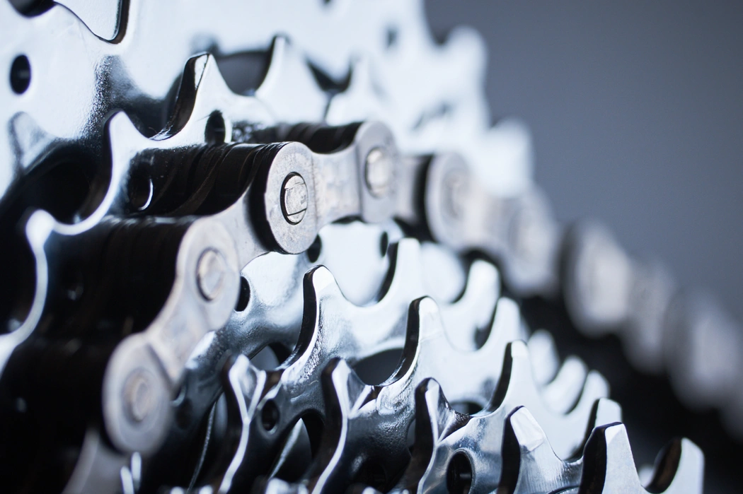 Gros plan sur une cassette de vélo, illustrant le rôle des braquets dans la cadence de pédalage et la vitesse.