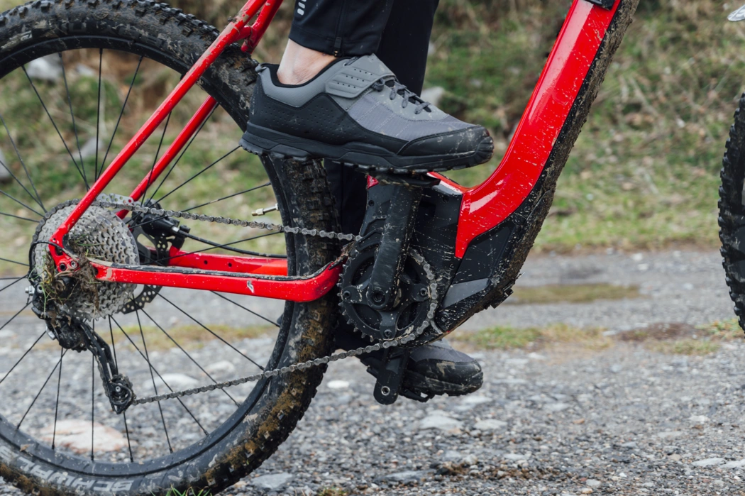 Transmission de vélo électrique vue de près, illustrant une transmission mal réglée qui limite l’utilisation des vitesses.