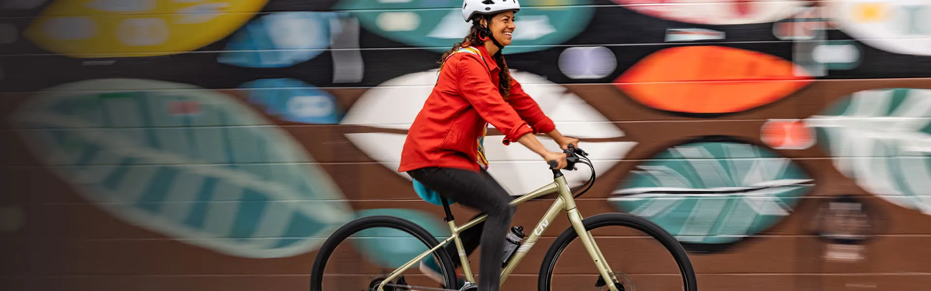 Cycliste à vélo en milieu urbain représentant l’entretien et la mise au point pour améliorer la performance.