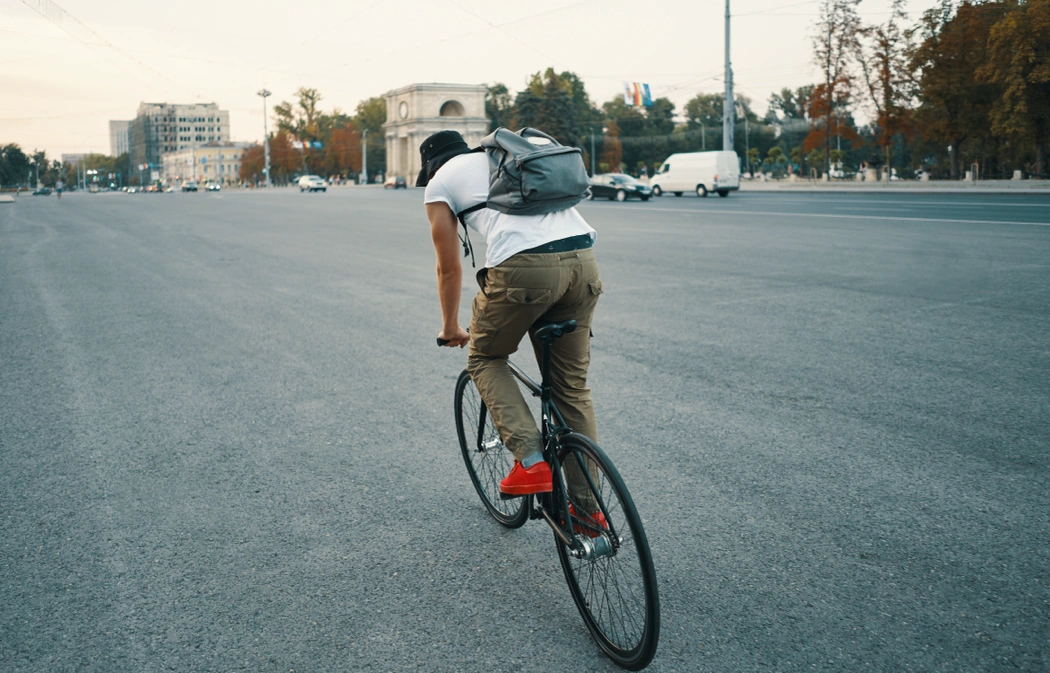 Cycliste roulant sur route avec un vélo lent illustrant les erreurs fréquentes qui réduisent la vitesse.
