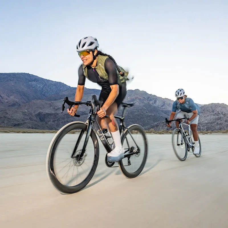 Cyclistes sur vélo de route illustrant l’importance d’une bonne position sur le vélo pour le confort lors des longues distances.