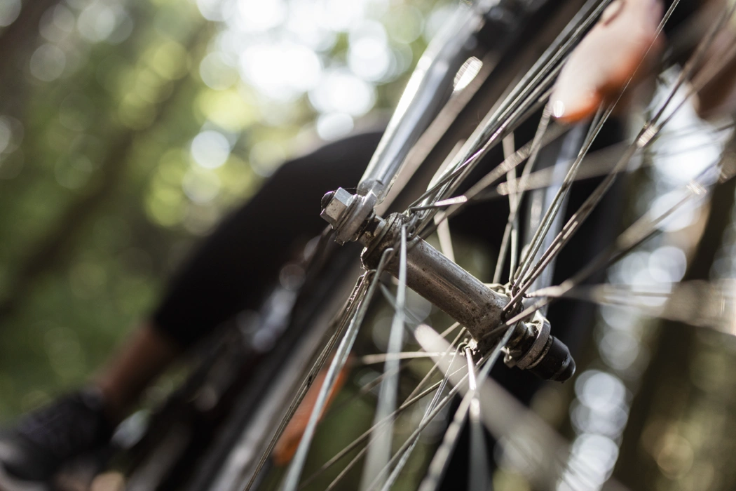 Gros plan sur le moyeu et les rayons d’une roue de vélo montrant un problème mécanique pouvant créer une vibration.
