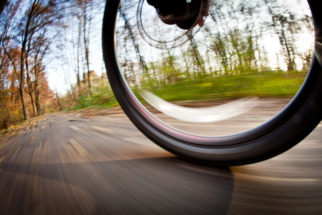 Roue de vélo en mouvement illustrant une roue voilée pouvant provoquer des vibrations et une perte de stabilité.