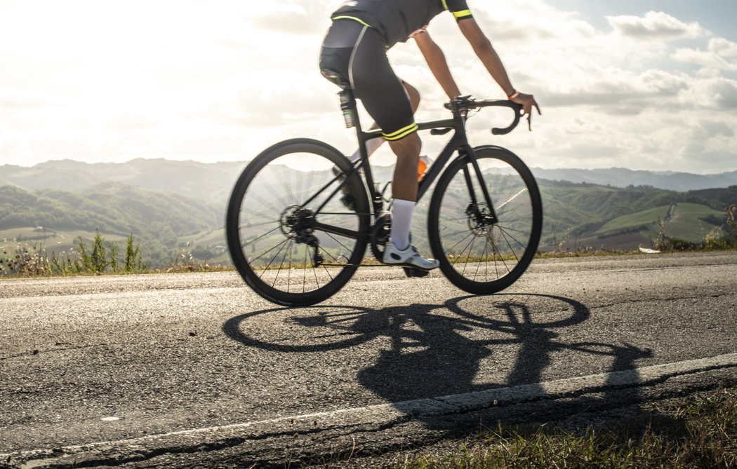 Cycliste sur route illustrant les vibrations ressenties dans la selle lors d’une sortie à vélo.