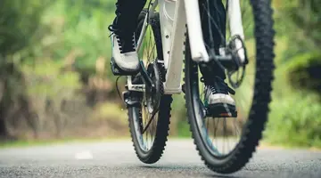 Pourquoi mon vélo saute sur les chemins ?