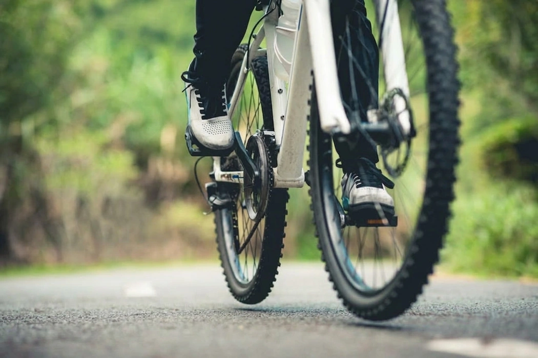 Pourquoi mon vélo saute sur les chemins ?