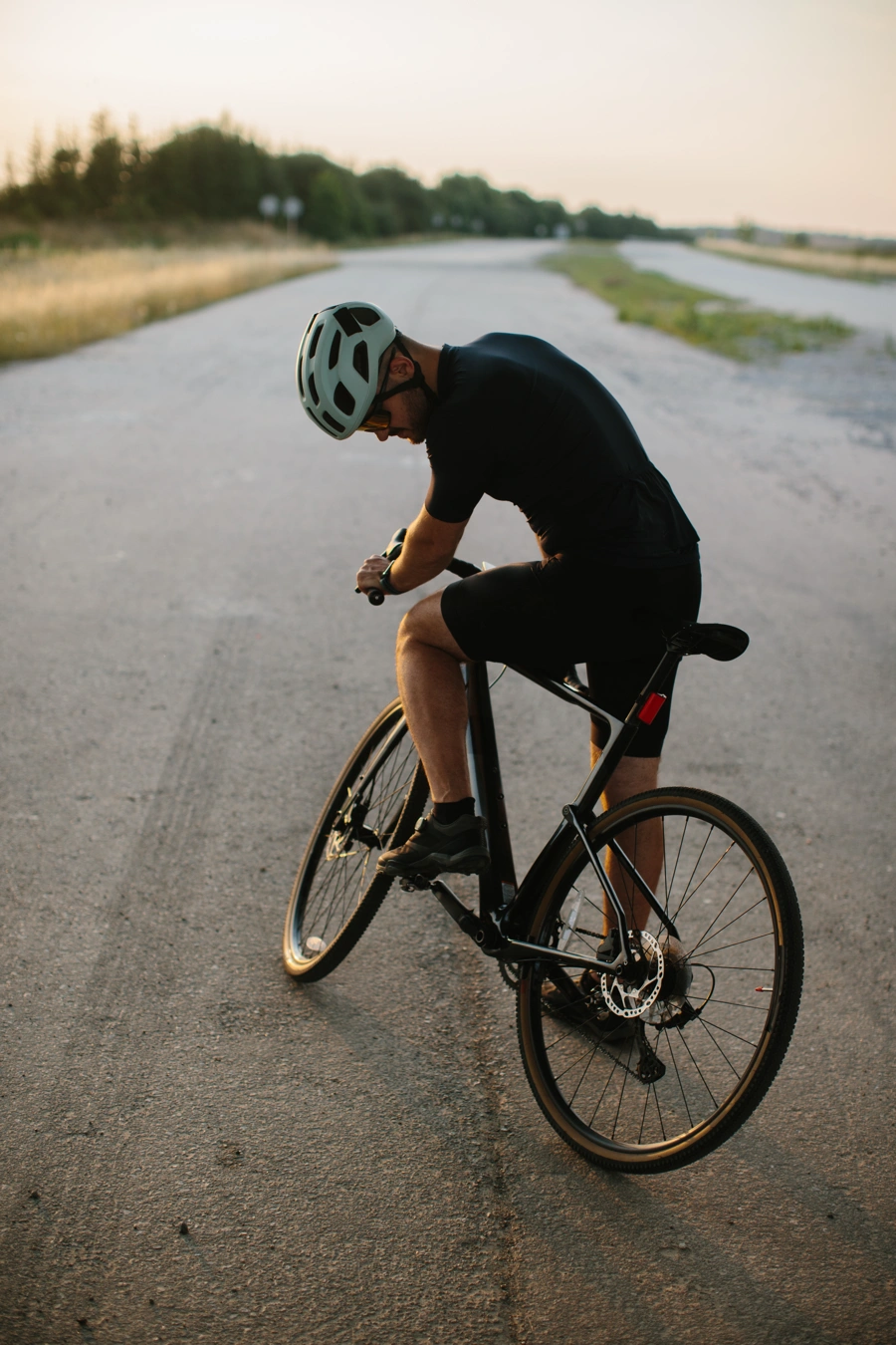 Cycliste roulant très lentement sur la route pour illustrer la perte d’équilibre à basse vitesse.
