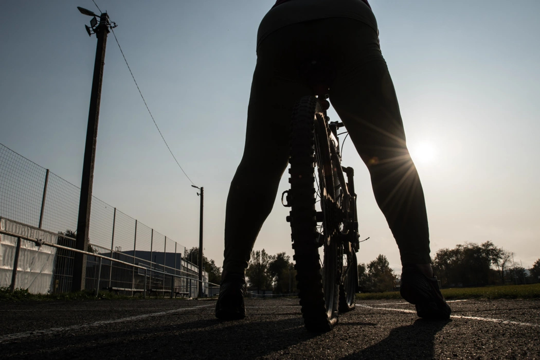 Cycliste à l’arrêt en position de départ illustrant les difficultés d’équilibre lors des démarrages à vélo.