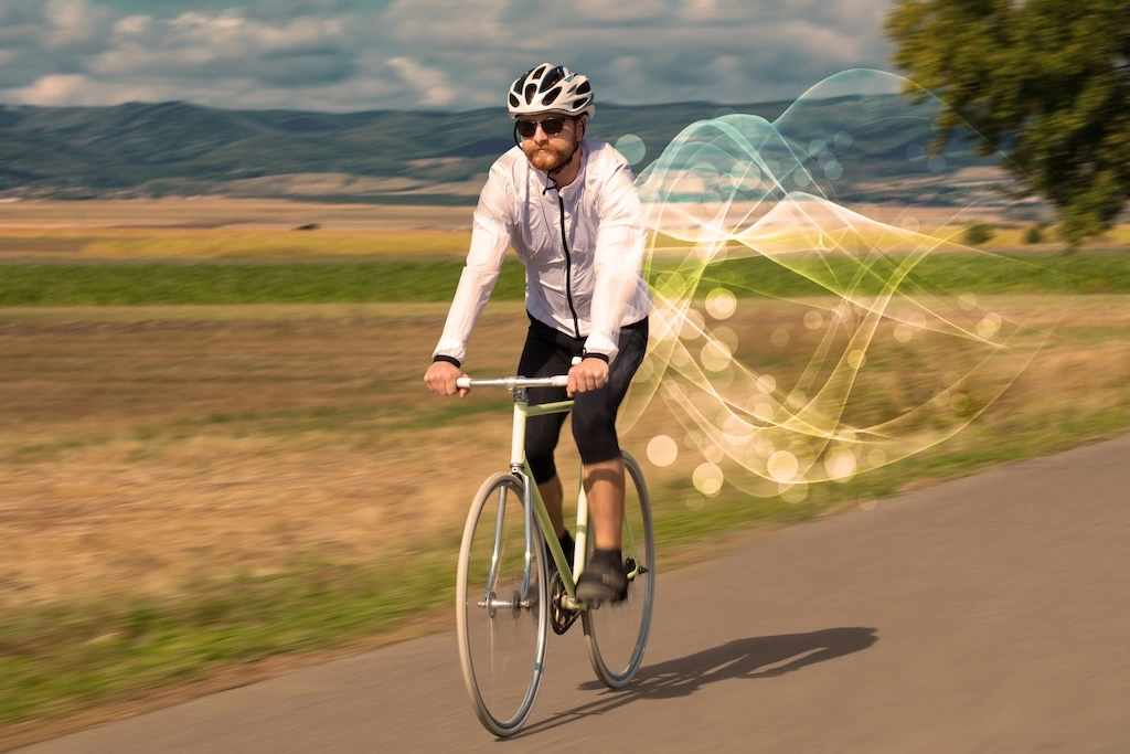 Cycliste sur la route illustrant des vibrations de vélo qui apparaissent à haute vitesse.