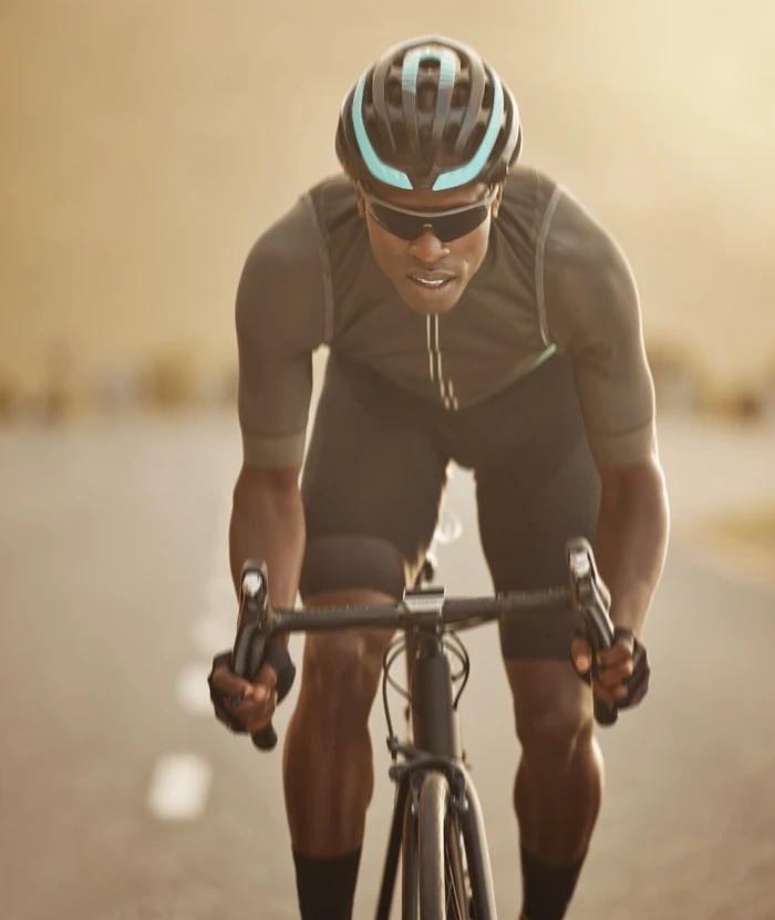 Cycliste sur vélo de route pendant une séance mixte combinant sprints, tempo et intervalles longs.