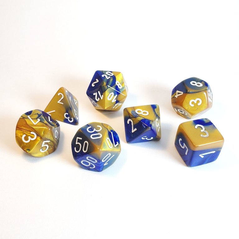 Chessex 7 dés polyédriques Gemini bleu/or avec chiffres blancs