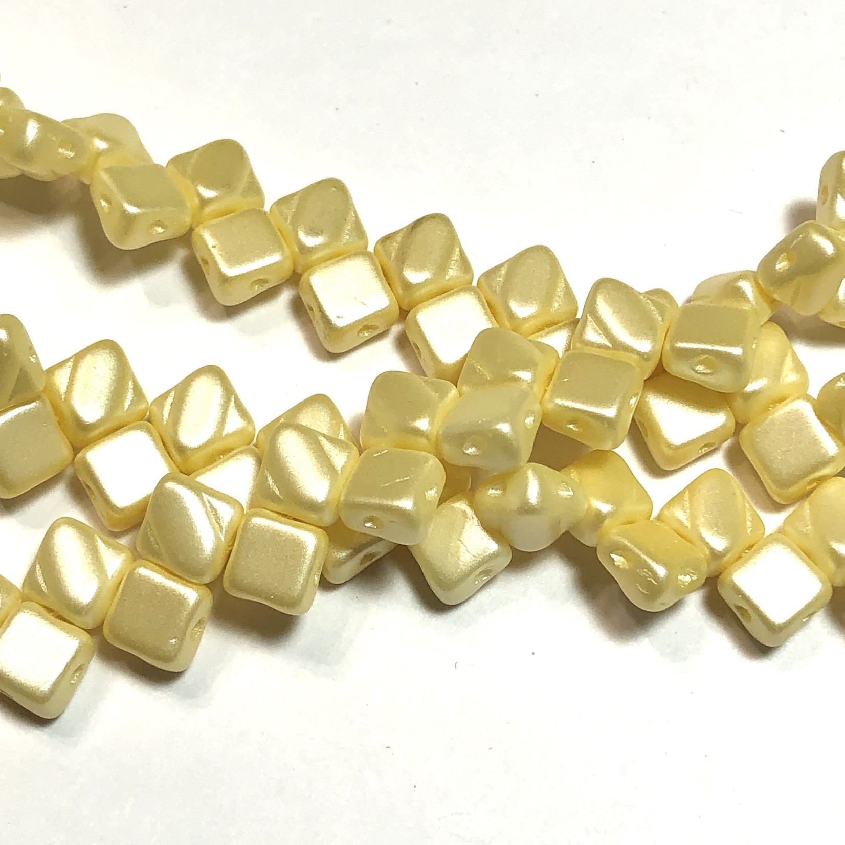 2-Hole SILKY Bead Pastel Cream 40pcs 6.5mm