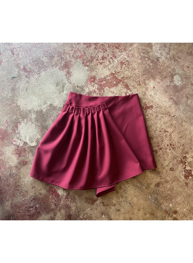 Short skirt with pleated panel