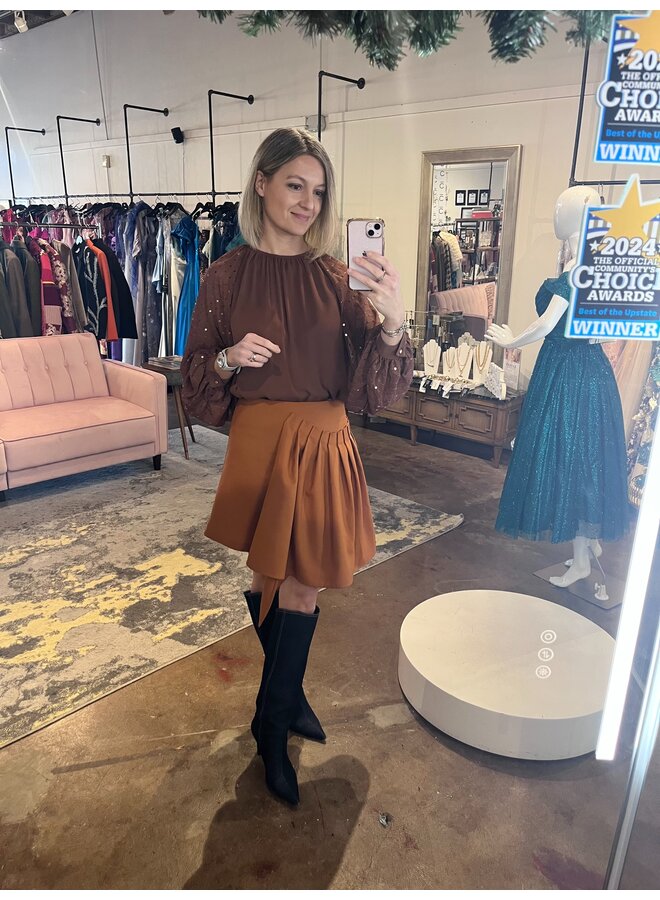 Short skirt with pleated panel