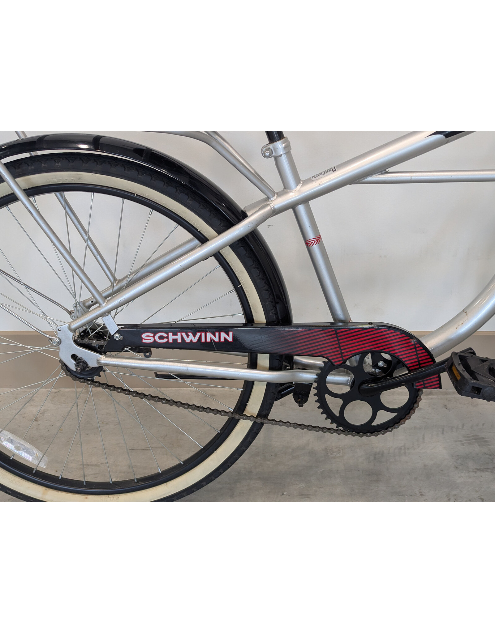 Schwinn Windwood Cruiser, 17 Inches, Silver